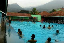 Wisata Kolam Renang Cipanas Garut