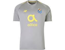 Naturalmente em tons de azul e branco, o equipamento principal do fc porto para a época 2019/2020, em particular a camisola, pode estar à vista. New Balance Camisola Oficial F C Porto Away 2018 2019 Planeta D