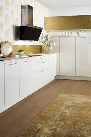 Kuchen Style In Gold Und Weiss Gold Kuche Kuchendesign Kuche Schwarz