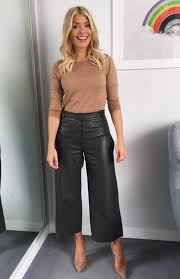 Holly willoughby almost flashed a little more than she bargained for after she suffered a wardrobe mishap on this morning. Holly Willoughby Just Wore The Cutest Zara Knit And It S Still In Stock How To Wear Culottes Leather Trousers Outfit Fashion