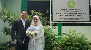 Hal tersebut biasanya menyangkut model gaun, jenis bahan, potongan gaun, model hijab, hingga riasan yang digunakan semuanya harus mengacu pada standar syar'i. 1ll6s6h9pc8gum