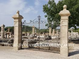 Paire De Piliers En Pierre Avec Portail Provencal Pil45 267 Tbf F 240 350 Portail Pilier Portail Pilier
