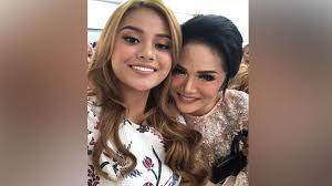 Anang bilang seperti itu sebagai bercandaan. Alasan Aurel Dan Azriel Memilih Tinggal Bersama Anang Hermansyah Seleb Tempo Co