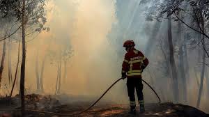 Algarve portugal mantendrá cerrado el ocio nocturno hasta octubre y la mascarilla en la calle hasta septiembre. Las Playas Del Algarve Cubiertas Por La Densa Nube De Humo Del Incendio