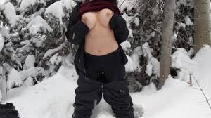 Annacockasiancunt se desnuda y cae sobre su culo en la nieve.