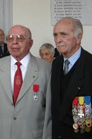 Premier ordre national français créé en 1802 par bonaparte pour récompenser le courage des militaires et aussi les vertus et les services civils l'organisation initiale a été maintes fois modifiée mais la décoration la légion d'honneur peut être également attribuée aux villes, emblèmes et collectivités. Claude Letellier Decore De La Legion D Honneur Home