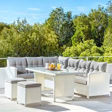 Comme son nom l'indique, un salon de jardin est un salon d'extérieur. Salon De Jardin D Angle Tivoli Blanc Taupe 7 Places Salon De Jardin Table Et Chaise Eminza