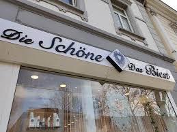 Penelope é uma jovem esquiadora que participa pela primeira vez da olimpíada de inverno, na qual se encanta com o dentista voluntário ezra. Der Salon Friseursalon Dieschone Dasbiest