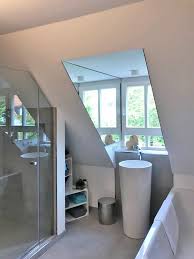 Verspiegelte Fensterlaibung In Einem Badezimmer Mit Dachschrage Badezimmer Dachschrage Zimmer Mit Dachschrage Einrichten Badezimmer Mit Schrage