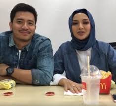Saksikan kompilasi video dan sebalik tabir serta gelagat fattah amin dan neelofa.kelihatan sangat serasi pasangan ini apabila. Fattah Amin Dan Neelofa Sertai 3biteschallenge