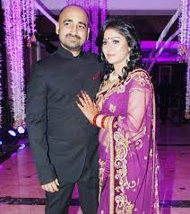 Singer sunidhi chauhan poses with her husband musician. Sunidhi Chauhan Weds Hitesh Sonik Bollywood Celebrities Sunidhi Chauhan Indian Celebrities
