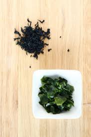 Le Wakame Est Une Algue Frequemment Utilisee En Cuisine Japonaise Notamment Dans Les Soupes Et Les Salades Elle Est Souvent Ve Cuisine Japonaise Algues Japon