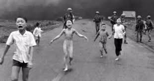 3 صور وضعت فيس بوك فى مأزق فتاة النابالم الأبرز اليوم السابع
