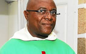 Paroisse. Le père Syrinus succède au père René