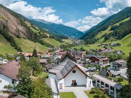 Steinhaus im ahrntal ist eine idyllische feriengemeinde im zentrum des tals und umgeben von sanften und schroffen berggipfeln. Pfarrkirche Steinhaus Ahrntal Brillux