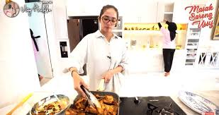 Nasi 2 porsi, telur 3, plus butter, warnanya jadi cantik meskipun pake kecap super sedikit. Ussy Sulistiawaty Bikin Ayam Bakar Padang Hmm Menggoda Okezone Travel