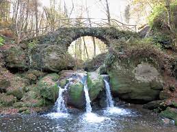 La région mullerthal, c'est avant tout un biotope exceptionnel marqué par des formations rocheuses assez surprenantes. Luxemburg Mullerthal Trail Route 3 Wildnis Wandern De