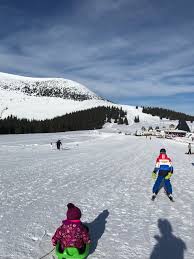Domeniul schiabil se găseste în munții șureanu (cunoscuți și ca munții sebeșului), subdiviziune a masivului parâng. La Ski Cu Copiii Weekend De Iarna In Muntele Sureanu Travelista Ro Mereu In Asteptarea Urmatoarei Aventuri