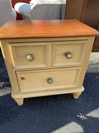 Compare espresso deep brown end table by ashley furniture. Creamy Yellow Broyhill End Table Some Scratches See Photos Williamsburg Estate Services