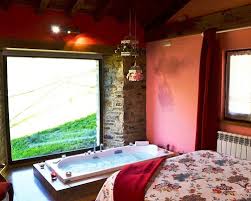 Sesión en el jacuzzi exterior ← con 2 botellines de cava y unas preciosas vistas a la montaña y bosques de castaños. Hoteles Y Casas Rurales Con Jacuzzi Privado Para Parejas