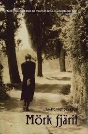 Men efter att hennes adoptivfar hastigt går bort förändras allt. De Sju Systrarna