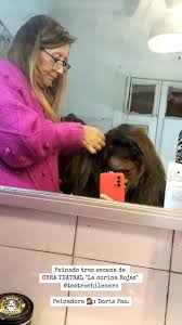 Bonus track de lo que es el tras escena de nuestra obra "La Corina Rojas"  con la peinadora oficial de #teatrochilenero la querida Doris Paz 🙌⚡💇‍♀️.  No es magia este peinado chiquessssss ❤️‍🔥 ...