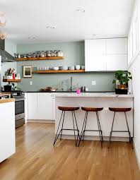 1001 Idees Comment Integrer La Peinture Vert De Gris Dans Son Interieur Peinture Vert De Gris Comment Amenager Une Cuisine Cuisine Blanche Et Bois