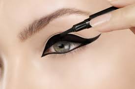 How to apply pencil eyeliner on top lid for beginners. 7 Fantastic Tutorials To Teach You How To Apply Eyeliner Properly