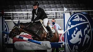 Boy's horse didn't want to go to the jumping track. A Vdsulafxtccm