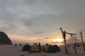 Maybe you would like to learn more about one of these? Menikmati Sunset Di Pantai Pulau Merah Banyuwangi Yang Sudah Buka Halaman All Kompas Com