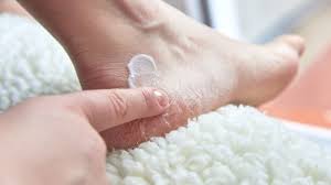 Dabei nimmt die hornhaut eigentlich eine wichtige schutzfunktion gegen zu hohe oder falsche belastung und beanspruchung ein. Hornhaut Entfernen So Werden Die Fusse Streichelzart