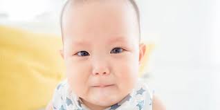 Bayi yang baru lahir sangat rentan terkena penyakit konjungtivitis atau peradangan yang menyebabkan mata merah pada bayi. Kenali 6 Penyebab Mata Bayi Berair Dan Cara Mengatasinya