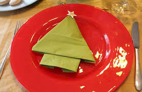 Faltet die serviette einmal auf. Servietten Falten Fur Weihnachten Ein Tannenbaum Auf Rotem Geschirr Von Bohemia Cristal Mama Und Die Matschhose