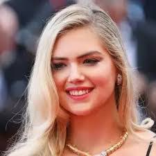 Elizabeth Upton's Instagram, Twitter & Facebook