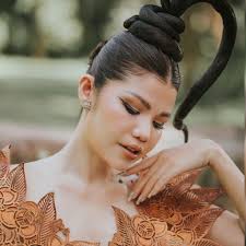 Wasifu kwa នី តា