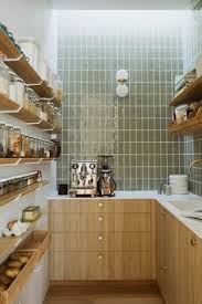 Ils comprennent également une télévision par satellite, une cuisine équipée et une salle de bains privative. 160 Meilleures Idees Sur Des Etageres De Cuisine En Veux Tu En Voila En 2021 Deco Cuisines Deco Decoration Cuisine