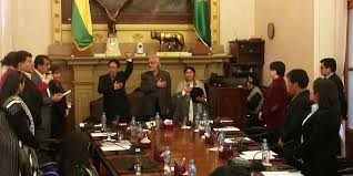 Hoy en la ciudad de la paz alrededor de 500 alcaldes, alcaldesas, concejales y concejalas de bolivia se declararon en hoy 14 de febrero del 2020, en la ciudad de cochabamba en instalaciones de la universidad ucatec se reunieron los gobiernos autónomos municipales de bolivia y el sistema. Pedro Susz Dirigira El Concejo Municipal De La Paz