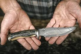 It ends early if you are knocked unconscious or if your turn ends and you haven't attacked a hostile creature since your last turn or taken damage since then. Dnd 5e Why Use Daggers Make A Skill Check