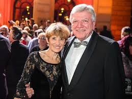 Volker bouffier hält daumen und zeigefinger so nah aneinander, dass nur noch ein haar dazwischenpasst. Volker Bouffier Ehefrau Und Kinder Der Hessische Ministerprasident Privat Politik