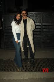 Vaani kapoor is one of bollywood's hottest actors. Akshay Kumar And Vaani Kapoor Stylishly Arrive Back In Mumbai Wearing Bell Bottoms Gallery Social News Xyz