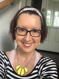 Plain with a pop of color 💋❤️️❤️️