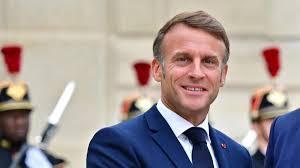 Photo Emmanuel Macron cre la surprise dans un bar-tabac du Loir-et ...