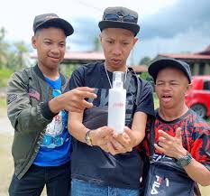 Asif dan yoe dah dikira okay kerana sudah ada pengalaman berlakon, tapi saya tambah lagi dua orang kelainan upaya (oku)†iaitu yatin dan bedul membuatkan tanggungjawab saya bertambah. Kemah Mi Asif Yoe Terbaik Laa Berita Kopak Media