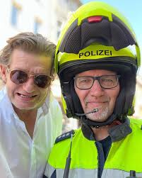 Zufällig traf ich heute Tom von @das_edelkind in der Ehrenstr. in der  Kölner City. Tom ist seit einiger Zeit an HPV assoziierten Zungengrundkrebs  erkrankt. Toms Halslymphknoten sind weiter angewachsen und es ist