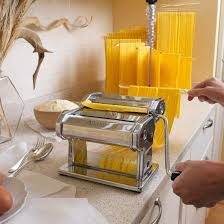 Voici 7 diy de cadeaux faciles à offrir à pour la fête des pères ! Top 50 Des Idees Cadeaux Utiles Et Pas Cheres A Moins De 30 Euros Idee Cadeau Cuisine Pates Artisanales Machine A Pate Fraiche