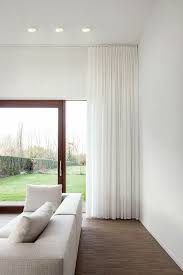 Salon 15 Erreurs Deco A Eviter Absolument Deco Rideaux Salon Rideaux Voilages Rideaux Tendance