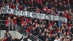 De jó újra hallani zúg a hajrá vidi újra kéklő a sóstói ég futball lázban ég a nép egy ország búcsút int felénk velünk párizsba száguld a gép szálljon a dal most az ég felé sóstó felett újra felragyog a fény zsúfolt az a és a b közép óriási most újra a tét szálljon a dal most az ég felé sóstó felett újra felragyog a fény zsúfolt az a és a b közép. Most Sem Maradt El A Zrika Ezt Uzente A Dvtk Tabor A Vidiseknek Foto Rangado