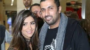 هاجمت الممثلة المصرية نسرين أمين، المخرج محمد سامي، بعدما قام بحذف عدد كبير من مشاهدها في مسلسل (الإسطورة)، بغرض زيادة مشاهد أخرى لصالح يأتي ذلك، بعد انسحاب الممثلة ياسمين صبري من المسلسل نفسه، بعد قيام سامي بحذف مشاهدها أيضاً لحساب زوجته. Ù…Ø­Ù…Ø¯ Ø³Ø§Ù…ÙŠ ÙˆØ²ÙˆØ¬ØªÙ‡ ÙˆØ§ÙˆÙ„Ø§Ø¯Ù‡ Ø§Ù„Ø³Ø§Ø¹Ø© 25