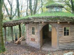 Une Charpente Reciproque Une Nouvelle Vie Pour La Cabane Du Lac De Buc Maison Ronde Cabane Maison En Paille