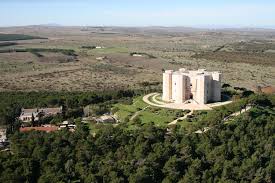 Its architecture and its history are the strengths of this magical swabian castle. Turisti Tentano Di Arrivare A Castel Del Monte Ma Il Bus Delle 11 30 Da Forfait